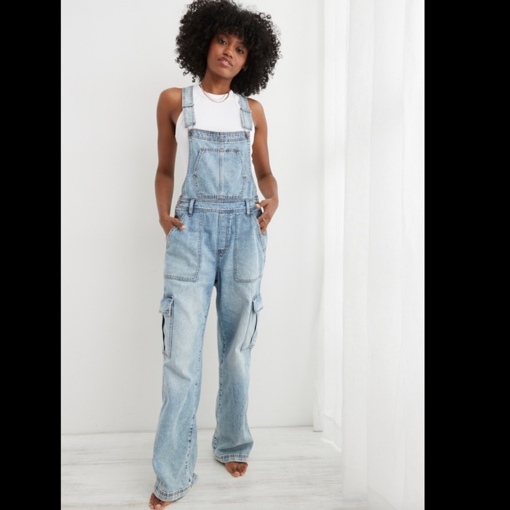 NWT Aerie baggy cargo overalls. Adjustable straps. Size medium.